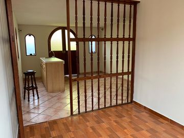 Linda Habitación con  ingreso independiente en primer piso.