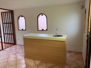 Linda Habitación con  ingreso independiente en primer piso.