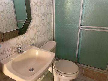 Linda Habitación con  ingreso independiente en primer piso.