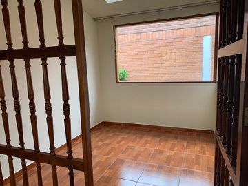 Linda Habitación con  ingreso independiente en primer piso.
