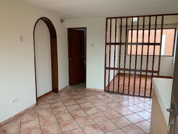 Linda Habitación con  ingreso independiente en primer piso.