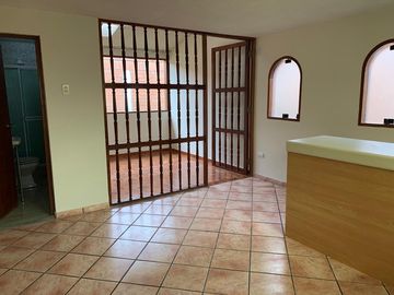Linda Habitación con  ingreso independiente en primer piso.