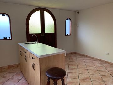 Linda Habitación con  ingreso independiente en primer piso.