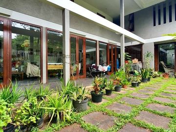 RUMAH ASRI dgn TAMAN at Jl CEMPAKA / BINTARO, JAKSEL