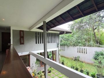 RUMAH ASRI dgn TAMAN at Jl CEMPAKA / BINTARO, JAKSEL