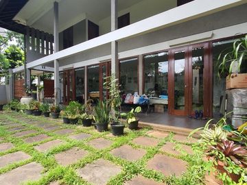 RUMAH ASRI dgn TAMAN at Jl CEMPAKA / BINTARO, JAKSEL