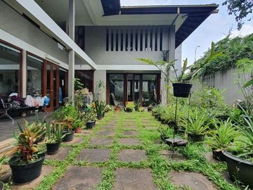 RUMAH ASRI dgn TAMAN at Jl CEMPAKA / BINTARO, JAKSEL