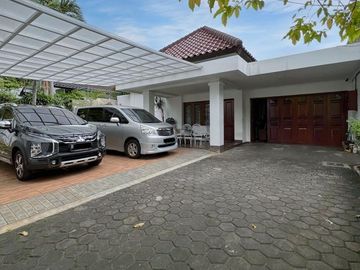 RUMAH at Jl MALUKU / MENTENG, JAKPUS