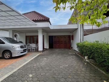 RUMAH at Jl MALUKU / MENTENG, JAKPUS