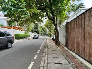 RUMAH at Jl MALUKU / MENTENG, JAKPUS