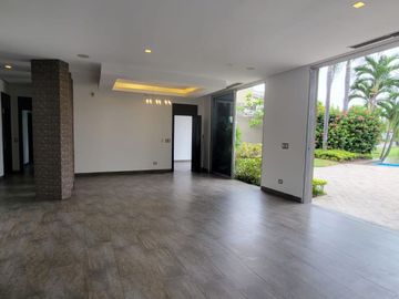 En venta lujosa y moderna casa Urbanización Laguna del Sol, via a Samborondon