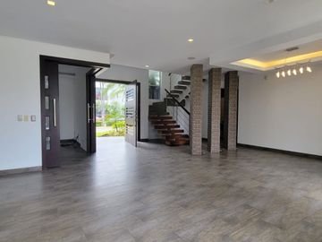 En venta lujosa y moderna casa Urbanización Laguna del Sol, via a Samborondon