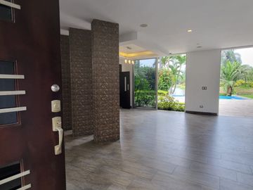 En venta lujosa y moderna casa Urbanización Laguna del Sol, via a Samborondon