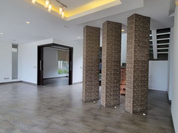 En venta lujosa y moderna casa Urbanización Laguna del Sol, via a Samborondon