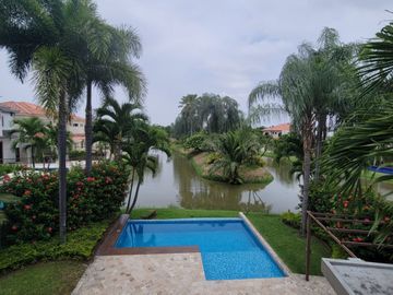 En venta lujosa y moderna casa Urbanización Laguna del Sol, via a Samborondon