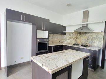 En venta lujosa y moderna casa Urbanización Laguna del Sol, via a Samborondon