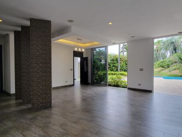 En venta lujosa y moderna casa Urbanización Laguna del Sol, via a Samborondon