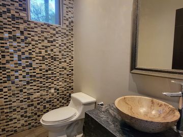 En venta lujosa y moderna casa Urbanización Laguna del Sol, via a Samborondon
