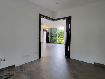 En venta lujosa y moderna casa Urbanización Laguna del Sol, via a Samborondon