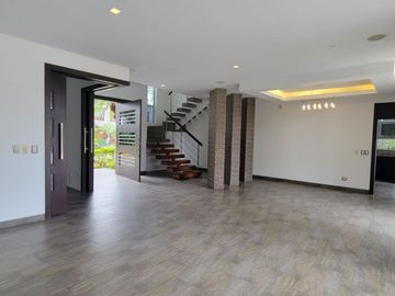En venta lujosa y moderna casa Urbanización Laguna del Sol, via a Samborondon