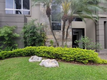 En venta lujosa y moderna casa Urbanización Laguna del Sol, via a Samborondon