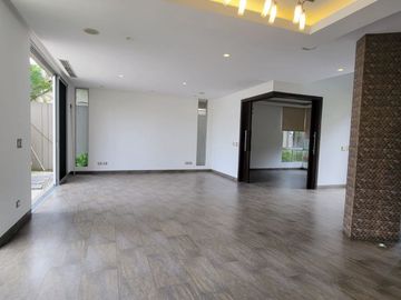 En venta lujosa y moderna casa Urbanización Laguna del Sol, via a Samborondon