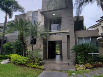 En venta lujosa y moderna casa Urbanización Laguna del Sol, via a Samborondon
