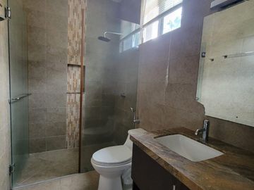 En venta lujosa y moderna casa Urbanización Laguna del Sol, via a Samborondon