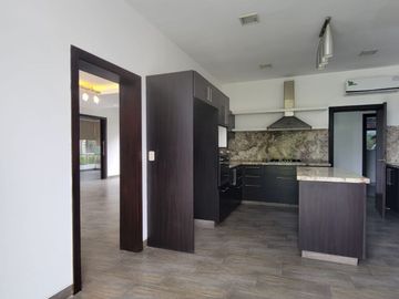 En venta lujosa y moderna casa Urbanización Laguna del Sol, via a Samborondon