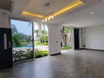 En venta lujosa y moderna casa Urbanización Laguna del Sol, via a Samborondon