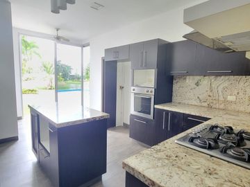En venta lujosa y moderna casa Urbanización Laguna del Sol, via a Samborondon
