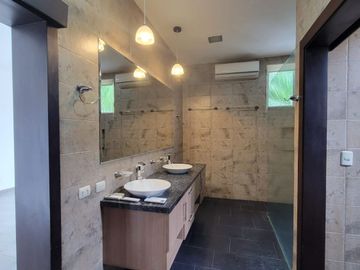 En venta lujosa y moderna casa Urbanización Laguna del Sol, via a Samborondon