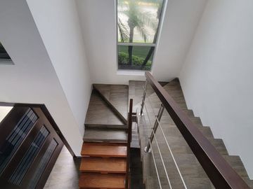 En venta lujosa y moderna casa Urbanización Laguna del Sol, via a Samborondon