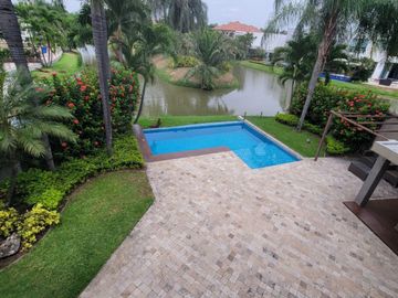 En venta lujosa y moderna casa Urbanización Laguna del Sol, via a Samborondon