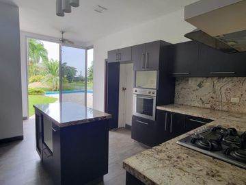 En venta lujosa y moderna casa Urbanización Laguna del Sol, via a Samborondon