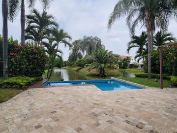 En venta lujosa y moderna casa Urbanización Laguna del Sol, via a Samborondon