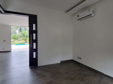 En venta lujosa y moderna casa Urbanización Laguna del Sol, via a Samborondon