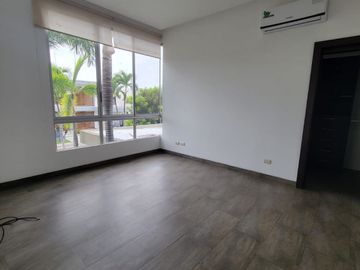 En venta lujosa y moderna casa Urbanización Laguna del Sol, via a Samborondon