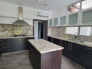 En venta lujosa y moderna casa Urbanización Laguna del Sol, via a Samborondon