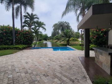 En venta lujosa y moderna casa Urbanización Laguna del Sol, via a Samborondon