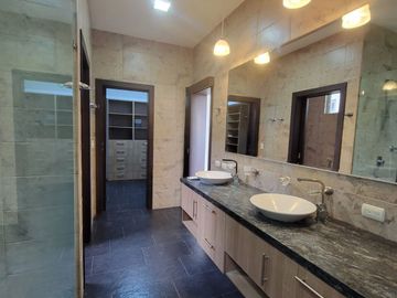 En venta lujosa y moderna casa Urbanización Laguna del Sol, via a Samborondon