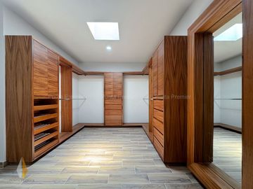 Casa en Venta en Valle Real de Lujo con Amenidades, Zona Real Zapopan