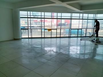 OFICINA EN ALQUILER DE 243 m2 CERCA AL PUENTE SANTA ANITA