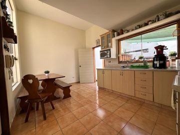 Funcional casa en condominio de 2 casas con ingreso/salida independiente 🏡💛
