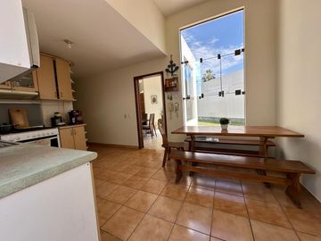 Funcional casa en condominio de 2 casas con ingreso/salida independiente 🏡💛