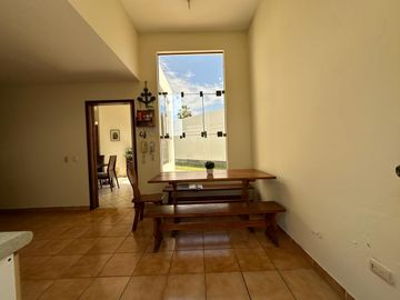 Funcional casa en condominio de 2 casas con ingreso/salida independiente 🏡💛