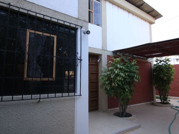 LINDA CASA EN VENTA –O - ALQUILER- URB. SAN ISIDRO - PIURA