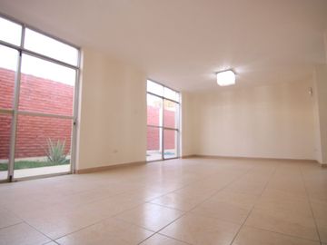 LINDA CASA EN VENTA –O - ALQUILER- URB. SAN ISIDRO - PIURA