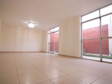 LINDA CASA EN VENTA –O - ALQUILER- URB. SAN ISIDRO - PIURA
