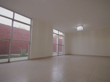 LINDA CASA EN VENTA –O - ALQUILER- URB. SAN ISIDRO - PIURA